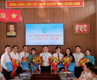 Trao quyết định về công tác cán bộ tại Bệnh viện Ung bướu thành phố Cần Thơ