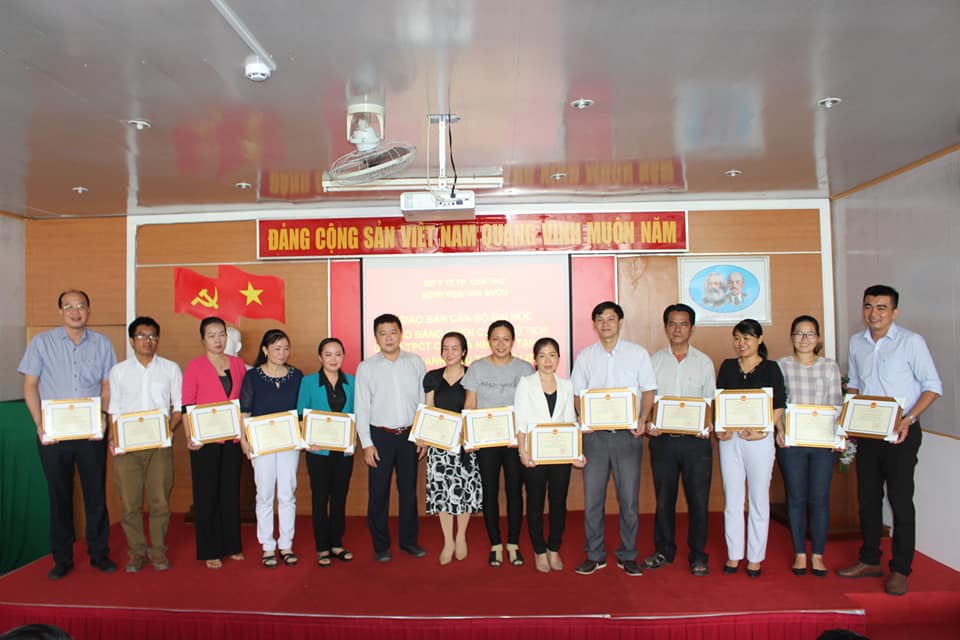 Trao tặng bằng khen của Chủ Tịch Ủy ban Nhân dân TPCT cho các cá nhân và tập thể hoàn thành xuất sắc nhiệm vụ