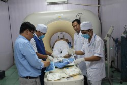BỆNH VIỆN UNG BƯỚU CẦN THƠ ÁP DỤNG DỊCH VỤ KỸ THUẬT MỚI “SINH THIẾT PHỔI/MÀNG PHỔI DƯỚI CẮT LỚP VI TÍNH”