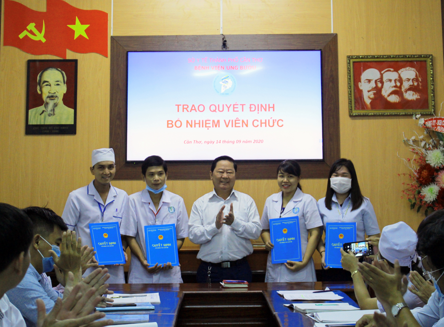 BỆNH VIỆN UNG BƯỚU TP. CẦN THƠ TRAO QUYẾT ĐỊNH BỔ NHIỆM CÁC CHỨC VỤ PHÓ TRƯỞNG PHÒNG, ĐIỀU DƯỠNG TRƯỞNG KHOA, KỸ THUẬT VIÊN TRƯỞNG KHOA
