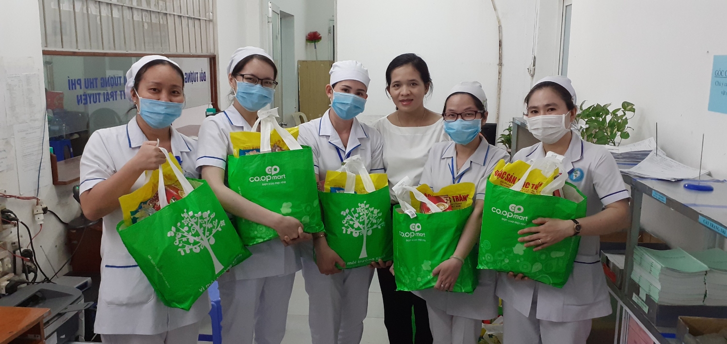 CÔNG ĐOÀN BỆNH VIỆN UNG BƯỚU TP. CẦN THƠ TRAO TẶNG QUÀ TẾT CHO CÔNG ĐOÀN VIỆN, NHÂN VIÊN