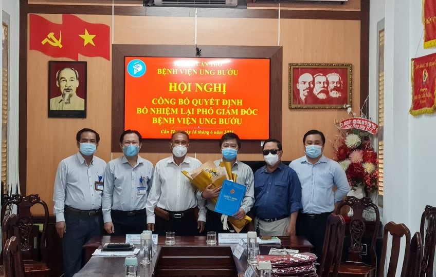 Trao Quyết định bổ nhiệm lại Phó Giám đốc Bệnh viện Ung bướu