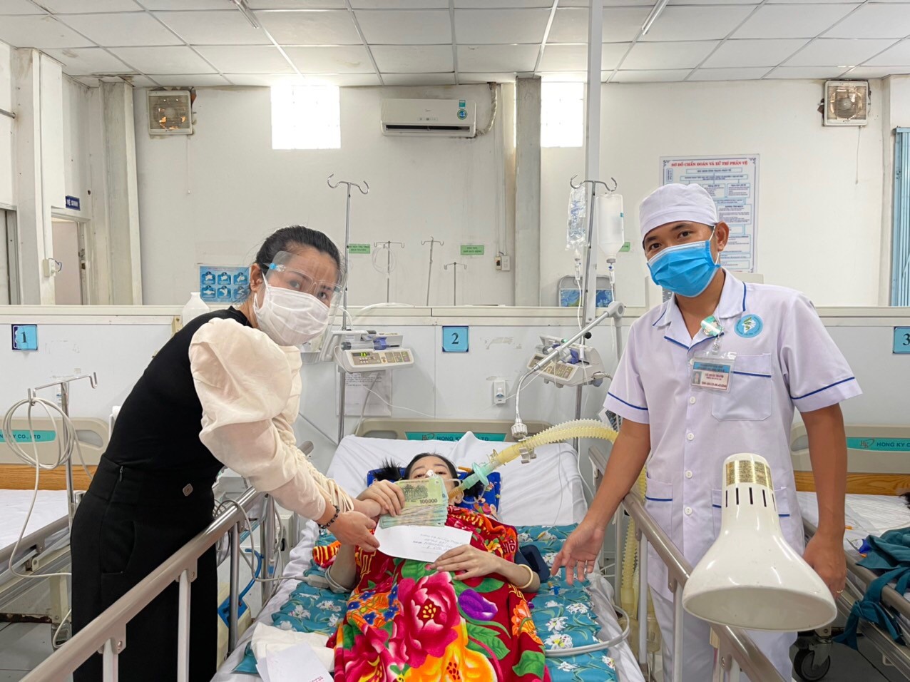 NHỮNG TẤM LÒNG VÀNG GIỮA MÙA ĐẠI DỊCH