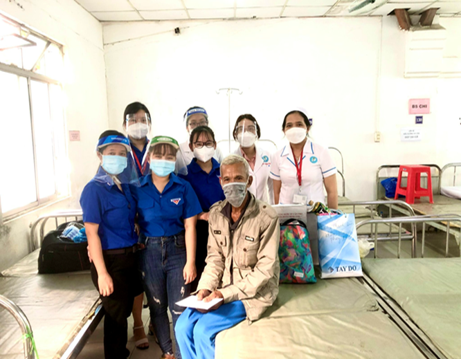 THĂM VÀ TẶNG QUÀ CHO BỆNH NHÂN UNG THƯ NHÂN DỊP XUÂN NHÂM DẦN 2022