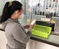 Người nhà bệnh nhân thực hiện thanh toán viện phí bằng hình thức chuyển khoản