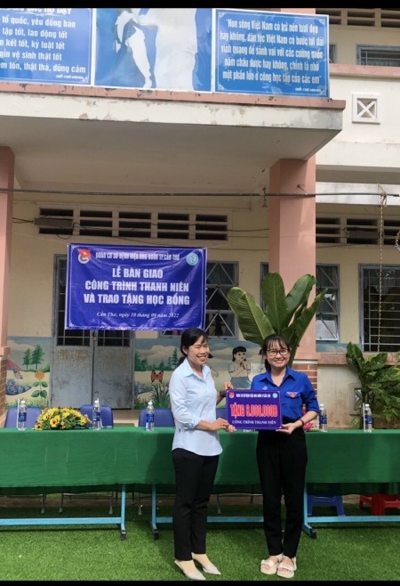 Tổ chức lễ bàn giao Công trình Thanh niên và trao tặng học bổng năm 2022 của Đoàn cơ sở Bệnh viện Ung bướu TP Cần Thơ
