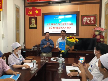 Bệnh viện Ung bướu Thành phố Cần Thơ trao quyết định bổ nhiệm Trưởng Khoa Dược