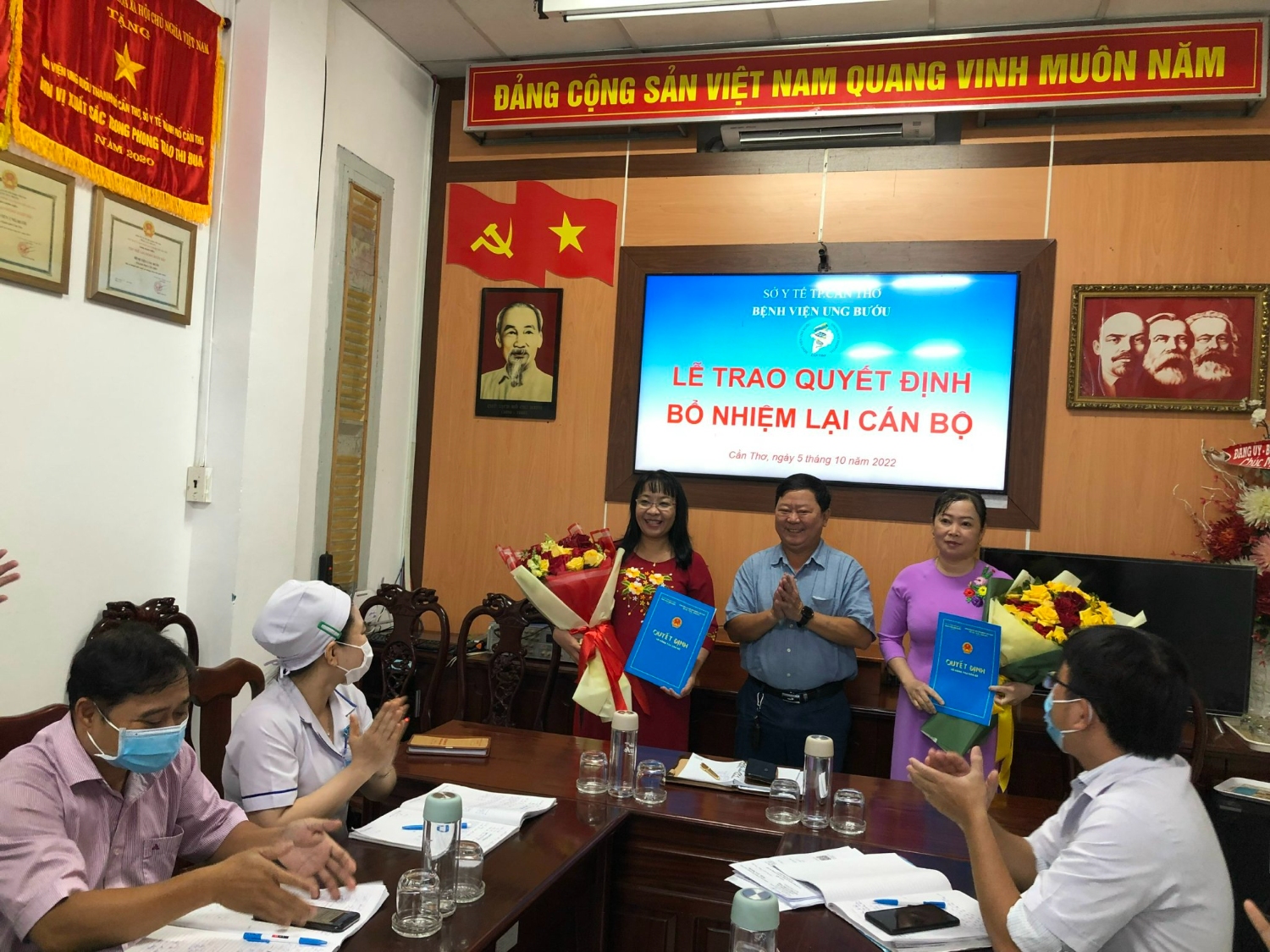 Bệnh viện Ung bướu Thành phố Cần Thơ trao quyết định bổ nhiệm lại Cán bộ