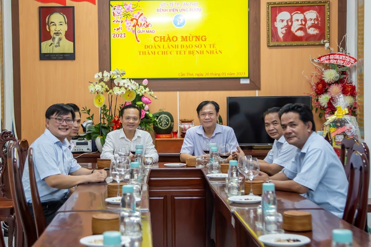 ĐOÀN SỞ Y TẾ ĐẾN THĂM VÀ TRAO TẶNG QUÀ CHÚC TẾT CHO NGƯỜI BỆNH