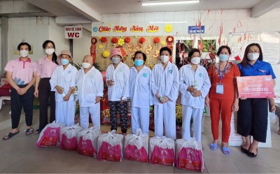 Bệnh viện Ung bướu Cần Thơ duy trì hoạt động trao quà Tết cho người bệnh