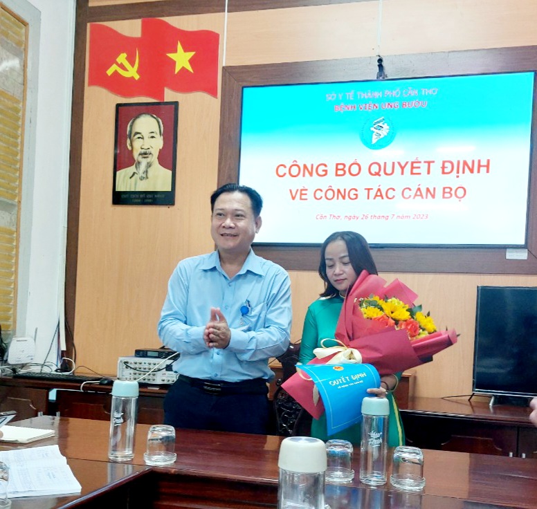 Trao Quyết định bổ nhiệm lại Kế toán trưởng Bệnh viện Ung bướu Thành phố Cần Thơ