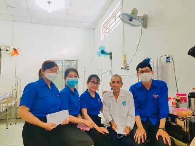 ĐOÀN THANH NIÊN THĂM VÀ TẶNG QUÀ CHO NGƯỜI BỆNH NHÂN NGÀY THẾ GIỚI PHÒNG CHỐNG UNG THƯ