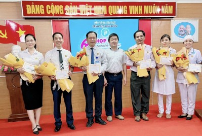 Trao tặng kỷ niệm chương ’’Vì sức khỏe nhân dân’’ cho 7 cá nhân có thành tích xuất sắc
