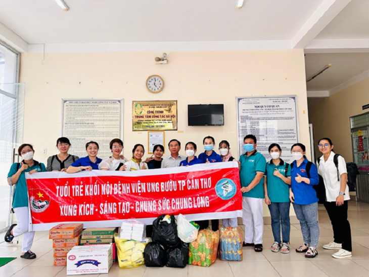 ĐOÀN CƠ SỞ BỆNH VIỆN UNG BƯỚU TP CẦN THƠ TẶNG QUÀ CHO THIẾU NHI NHÂN NGÀY 1.6