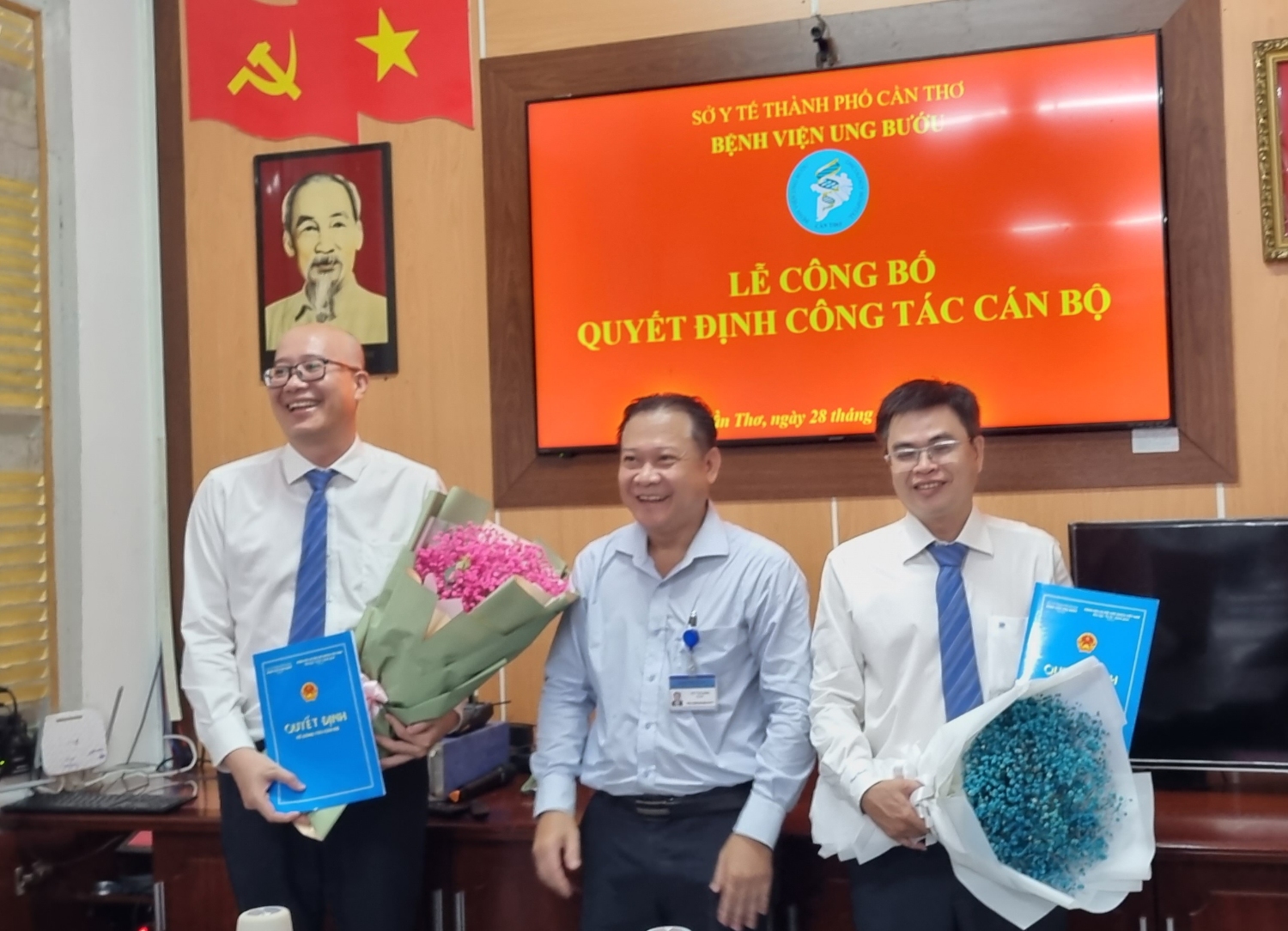 Trao Quyết định bổ nhiệm lại Trưởng khoa Ngoại tổng hợp và Trưởng khoa Điều trị tia xạ Bệnh viện Ung bướu Thành phố Cần Thơ