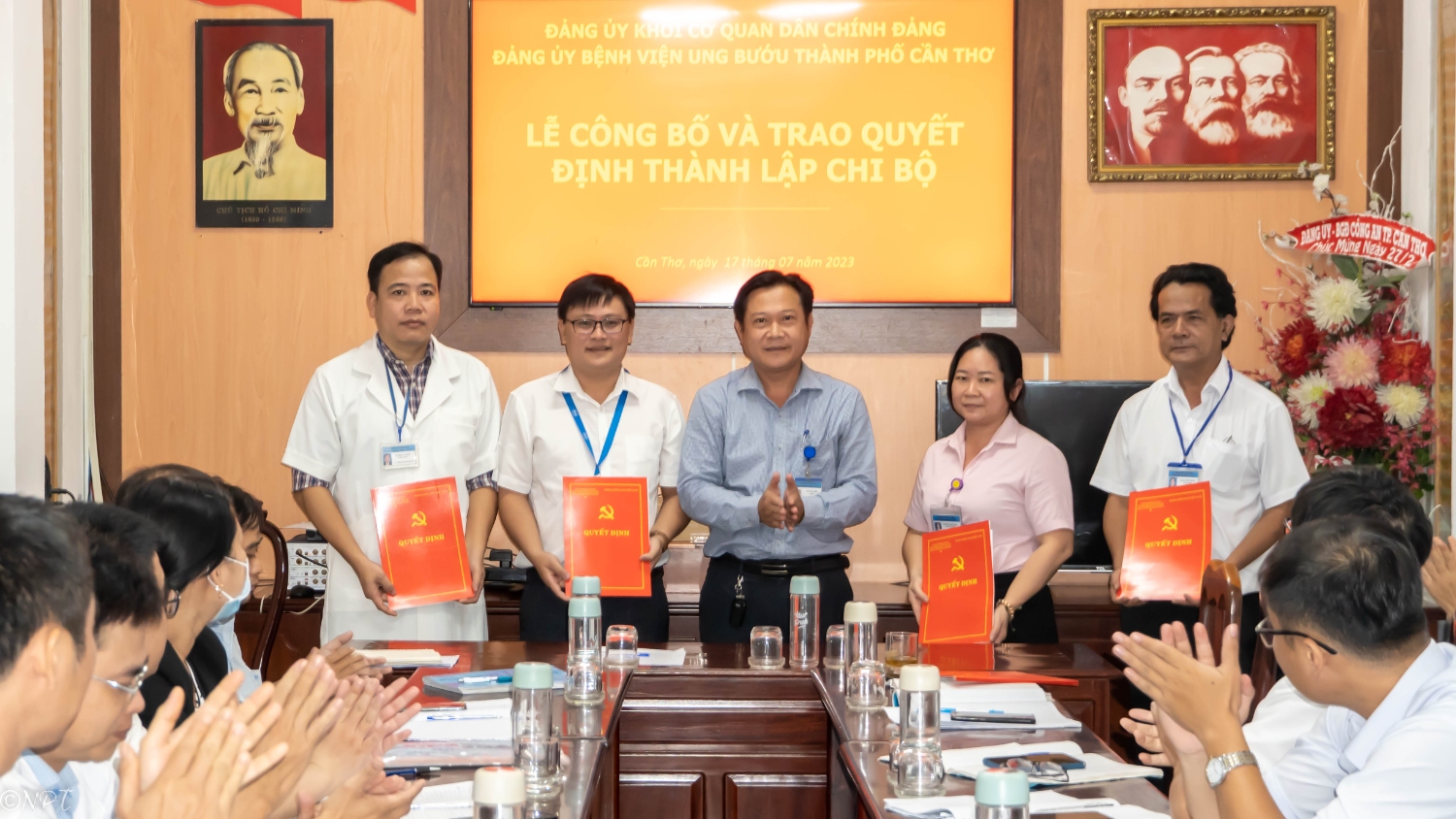 Trao Quyết định chuẩn y Ủy viên Ủy ban kiểm tra, Chủ nhiệm, Phó Chủ nhiệm Ủy Ban kiểm tra và Chia trách Chi bộ trực thuộc Đảng ủy Bệnh viện Ung bướu thành phố Cần Thơ