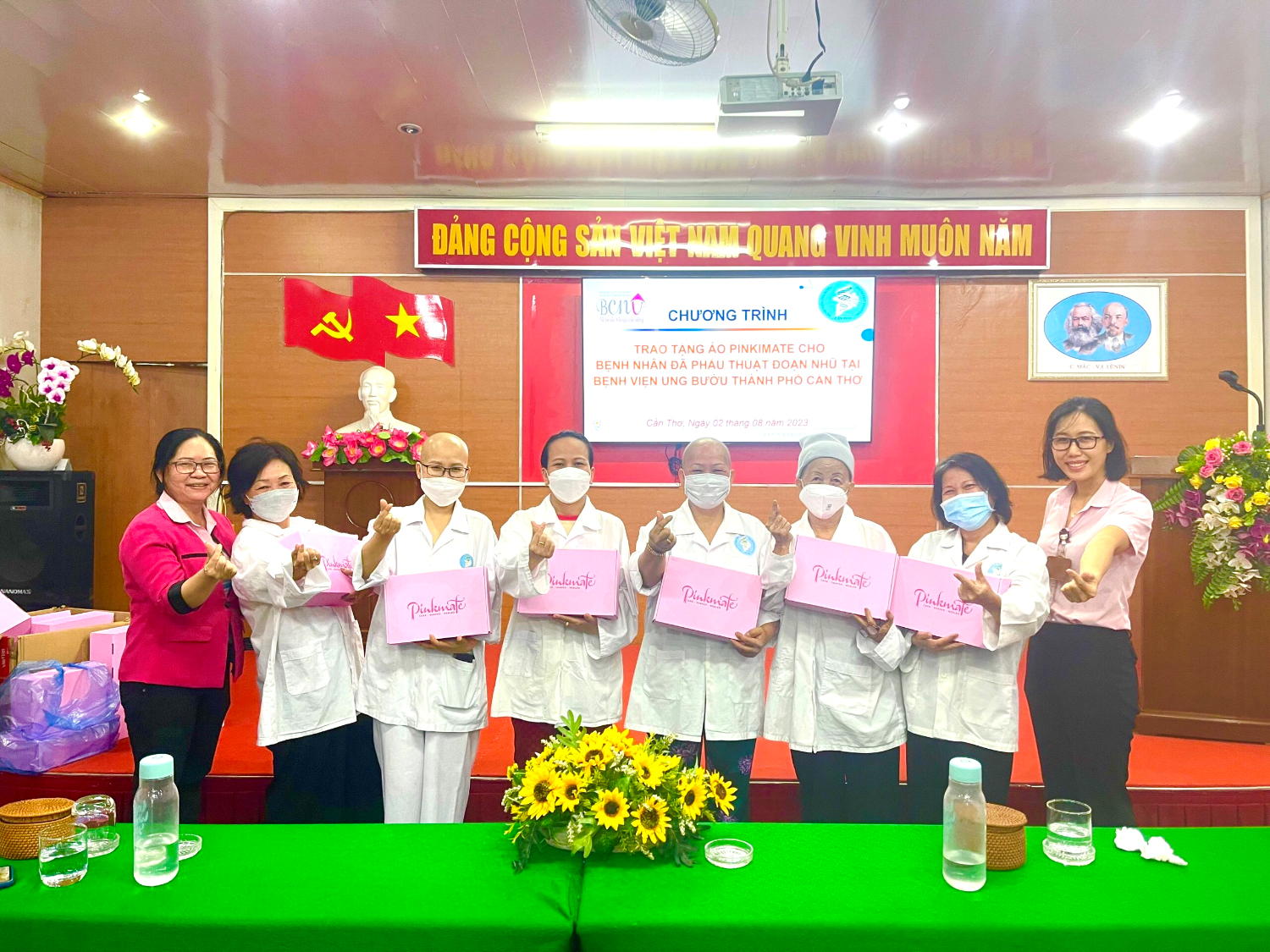 Trao tặng áo vú Pinkmate cho bệnh nhân đoạn nhũ
