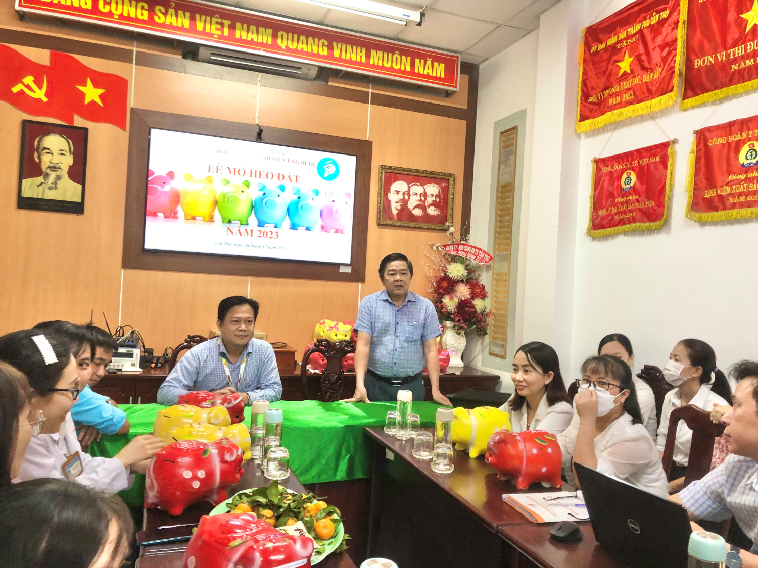 RỘN RÀNG LỄ MỔ HEO ĐẤT CÔNG ĐOÀN CUỐI  NĂM