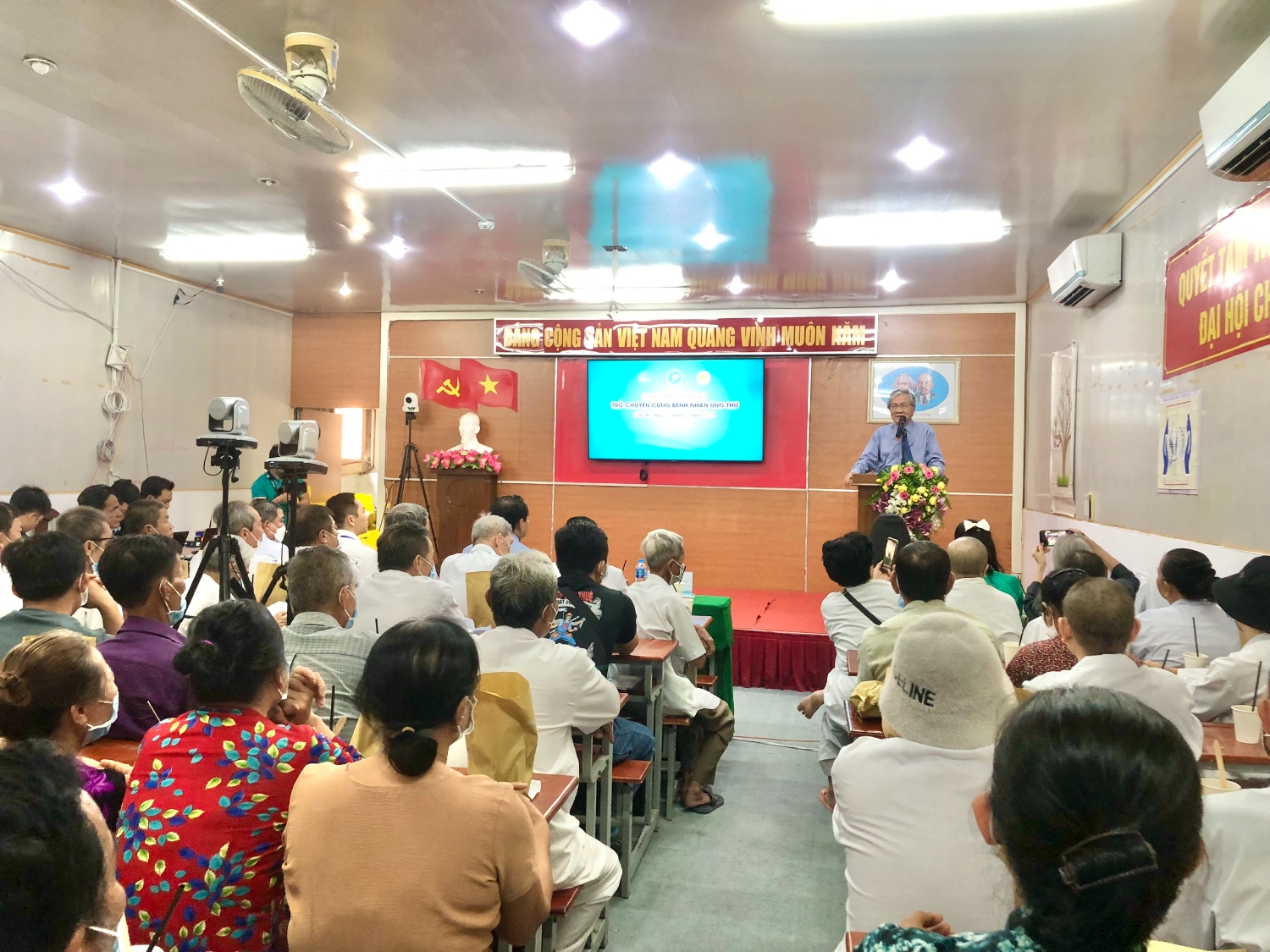 CHƯƠNG TRÌNH “GIAO LƯU TRÒ CHUYỆN CÙNG BỆNH NHÂN UNG THƯ”