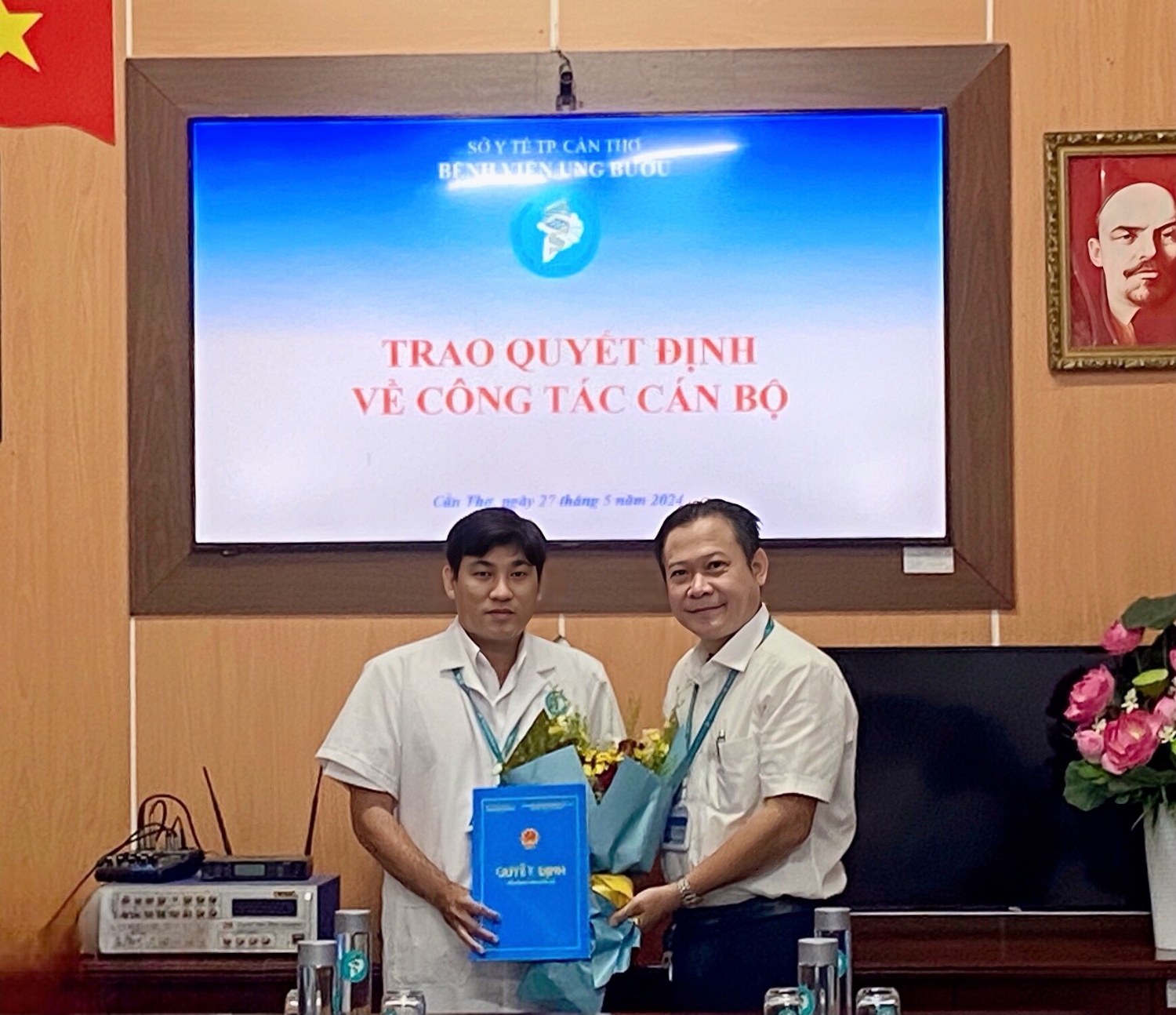 Trao quyết định bổ nhiệm lại 05 vị trí Lãnh đạo các khoa, phòng tại Bệnh viện Ung bướu thành phố Cần Thơ