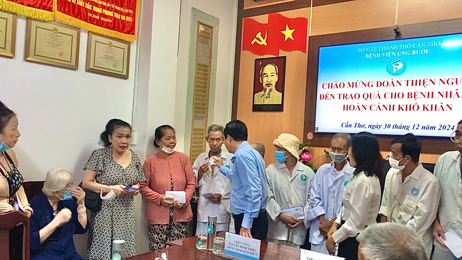 PHÒNG CÔNG TÁC XÃ HỘI PHỐI HỢP TRAO 300 TRIỆU ĐỒNG CHO BỆNH NHÂN UNG THƯ