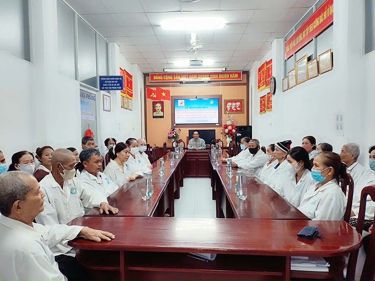 HƠN 100 TRIỆU ĐỒNG ĐƯỢC TRAO CHO BỆNH NHÂN UNG THƯ CÓ HOÀN CẢNH KHÓ KHĂN ĐANG ĐIỀU TRỊ TẠI BỆNH VIỆN UNG BƯỚU CẦN THƠ