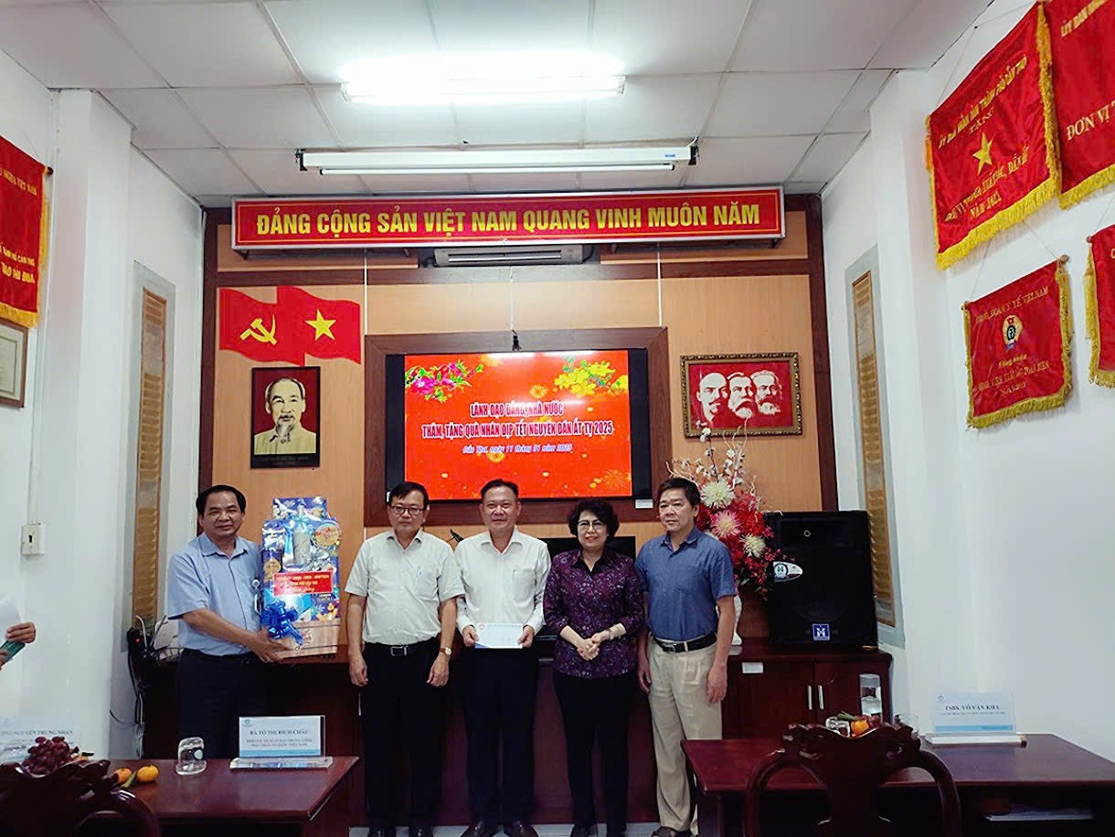 ỦY BAN TRUNG ƯƠNG MẶT TRẬN TỔ QUỐC VIỆT NAM THĂM VÀ TẶNG QUÀ CHO CÁC BỆNH NHÂN UNG THƯ CÓ HOÀN CẢNH KHÓ KHĂN NHÂN DỊP TẾT ẤT TỴ 2025 TẠI BỆNH VIỆN UNG BƯỚU CẦN THƠ